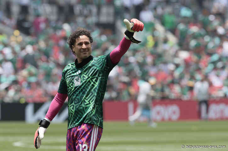 Guillermo Ochoa hace historia en casa con su sexto Mundial