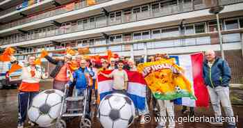 Oranje WK-vlaggen moeten van verhuurder weg, bewoners weigeren: ‘We laten ze gewoon hangen’