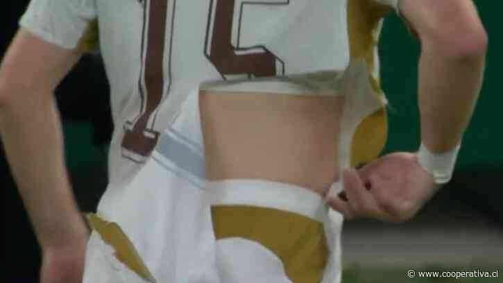 A un jugador de República Checa se le rajó la camiseta en el partido con Corea del Sur