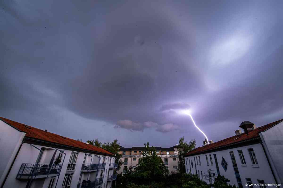 Frau übersteht Blitz auf der Terrasse