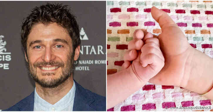 Lino Guanciale è diventato di nuovo papà e saluta Giacomo: “Hai portato un sole diverso, un’amplificazione della luce nella stanza e nello spazio fra di noi”