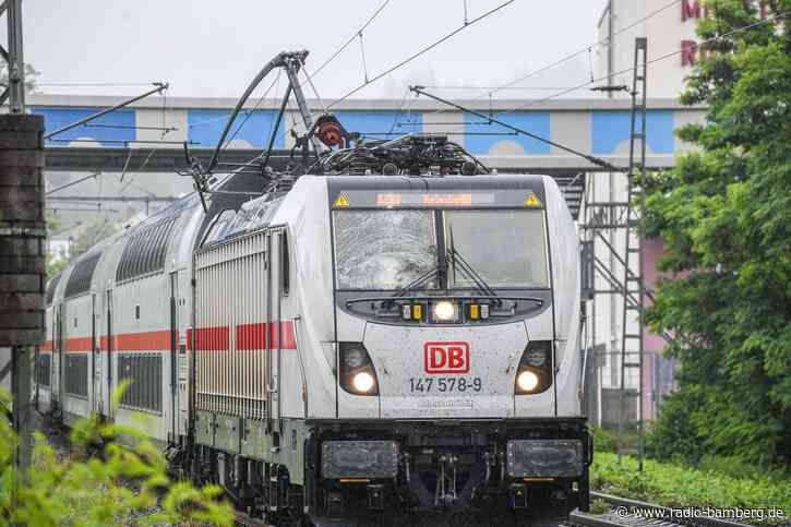 Intercity reißt Oberleitung hinunter – Reisende sitzen fest