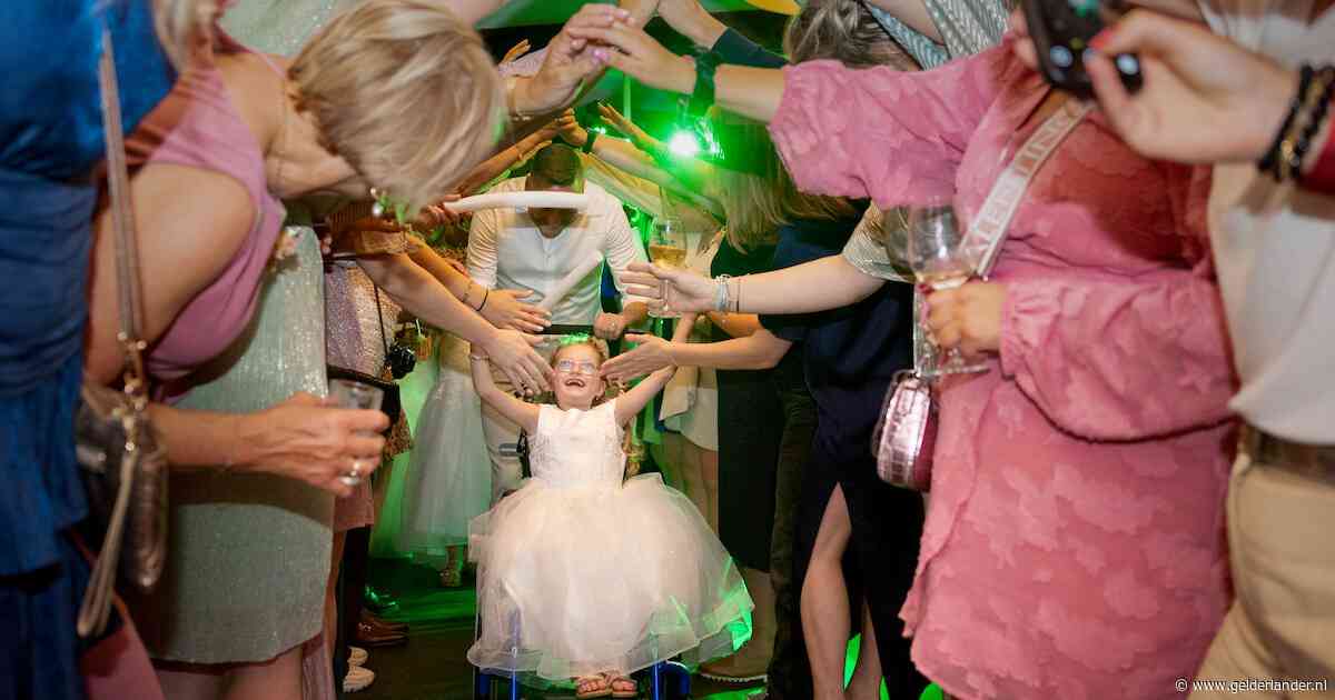 Dochter moet bruiloft eerder verlaten: Carola (36) maakt een foto daarvan en maakt nu kans op prijs