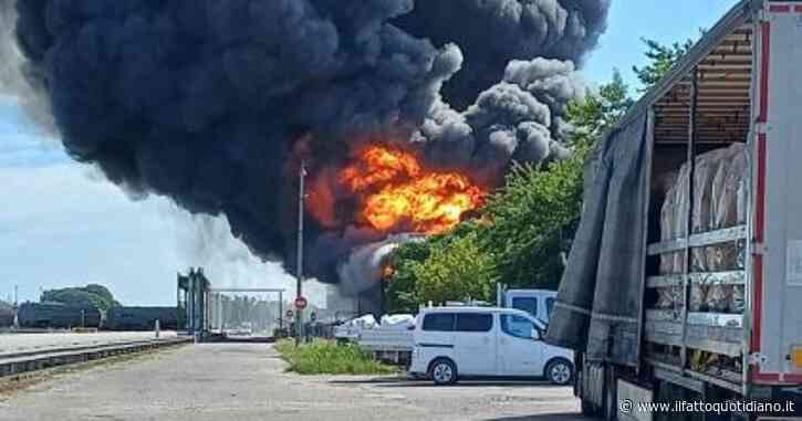 Mantova, incendio nell’impianto Versalis: a fuoco magazzino di materiale plastico. “Chiudete le finestre, non uscite”