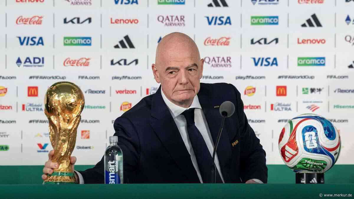 Infantinos Hand auf dem Pokal: Wie der FIFA-Chef den Fußball zur Chefsache macht