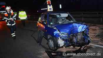 A1: Nissan nach Crash in Leitplanke Totalschaden – warum wechselte Lkw die Spur?