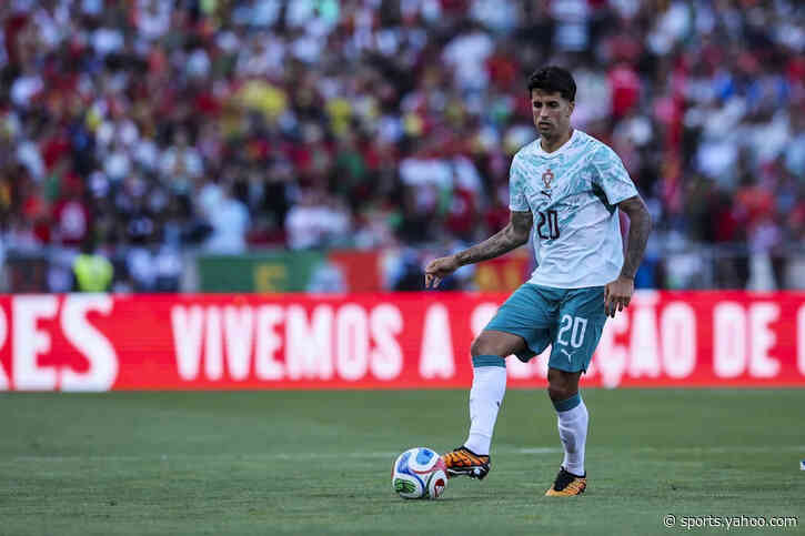 Barcelona face growing obstacle in bid to keep veteran defensive star