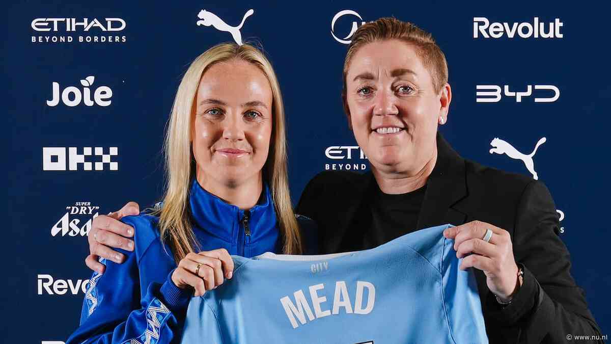 Beth Mead vergezelt partner Vivianne Miedema bij kampioen Manchester City