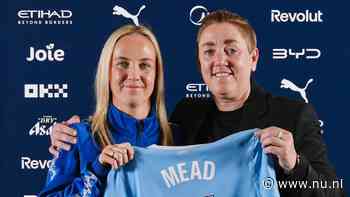 Beth Mead vergezelt partner Vivianne Miedema bij kampioen Manchester City