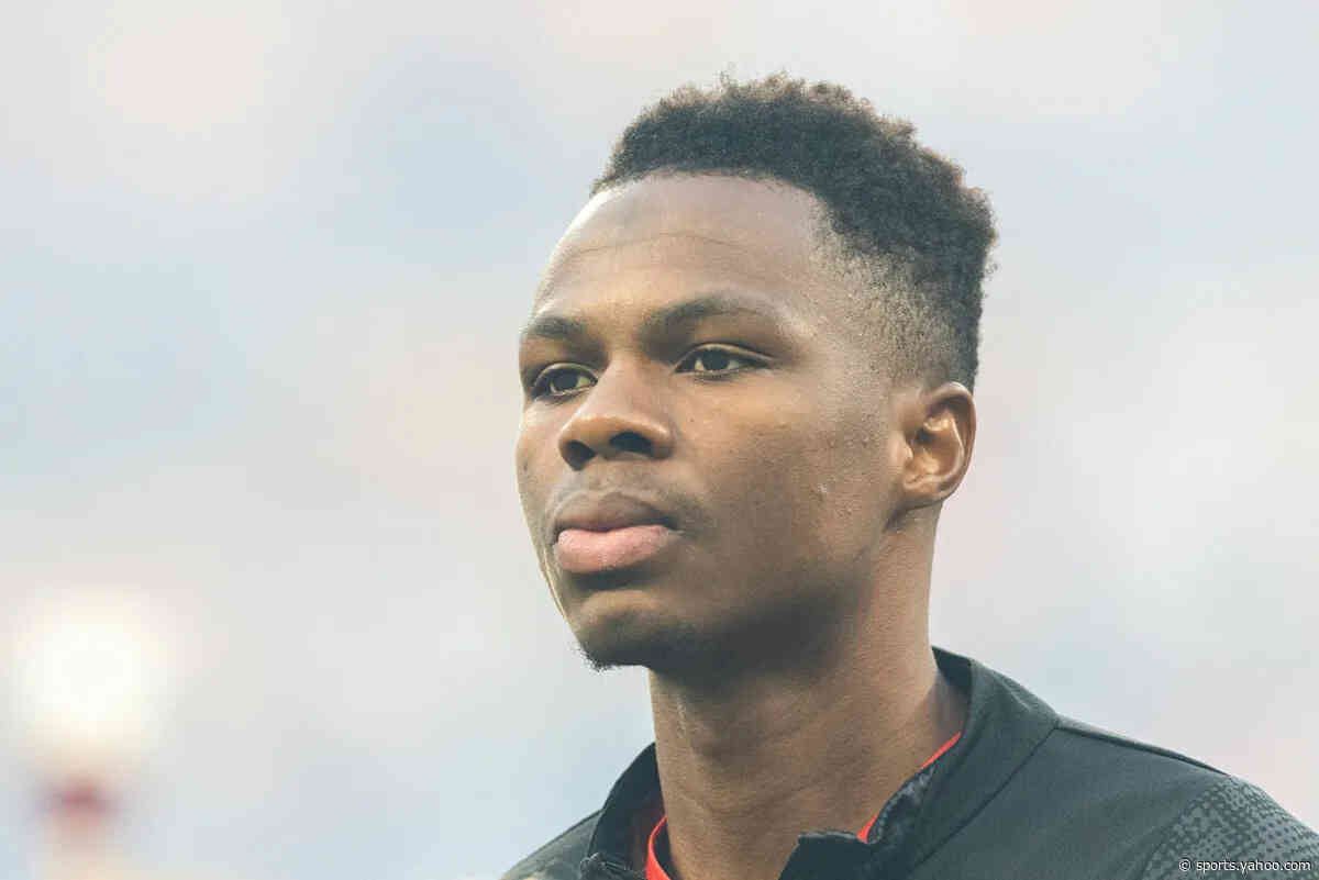 Report: Manchester United considering move for 23-year-old midfielder