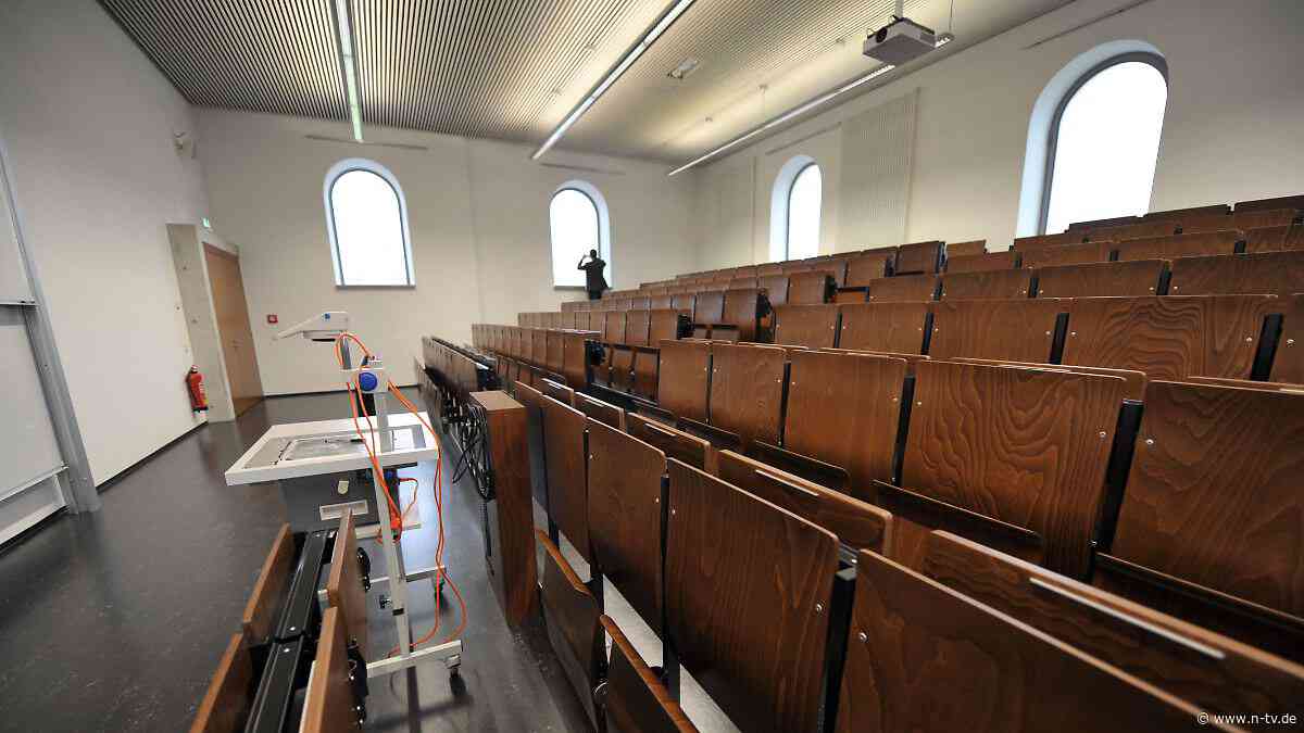 Mehrheit der Betriebe zögert: Erste deutsche Firmen meinen: KI macht Akademiker ersetzbar