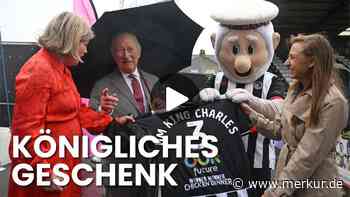 Charles-Video: Fußball-Maskottchen überreicht dem König sein Trikot