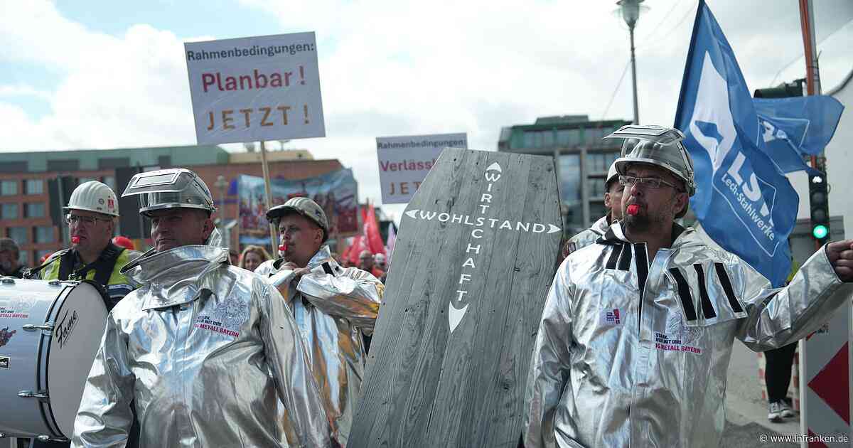 Bangen um Jobs treibt Tausende Stahlarbeiter auf die Straße