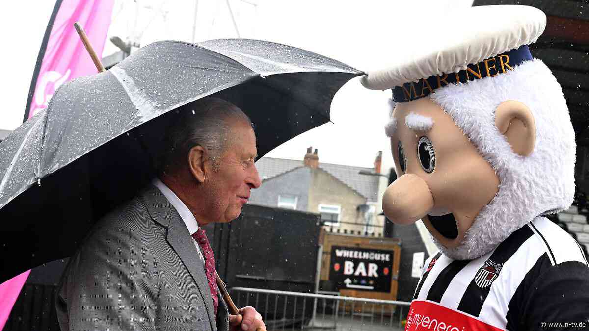Charles trifft Maskottchen: Was man als König nicht alles mitmacht