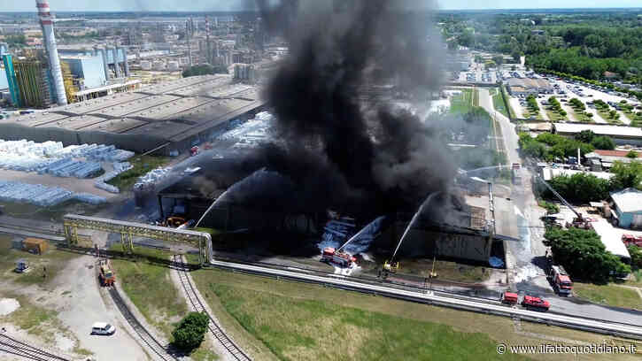Enorme incendio in un’azienda chimica di Mantova, alta colonna di fumo nera e autopompe in azione: le immagini dal drone