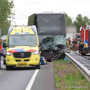 Dodelijk ongeval op N36 bij aanrijding touringcar en auto
