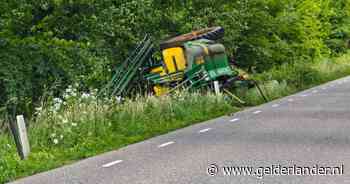 Tractor met tankwagen omgeslagen in Winterswijk, kraan zorgt voor berging