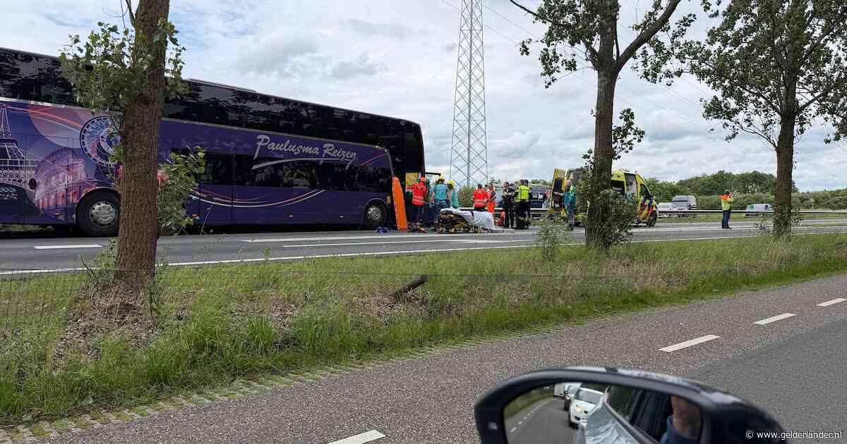 Zwaar ongeval met auto en touringcar: een persoon overleden