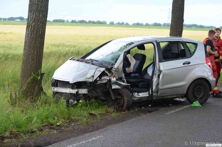 Automobilist gewond na botsing met boom bij Musselkanaal