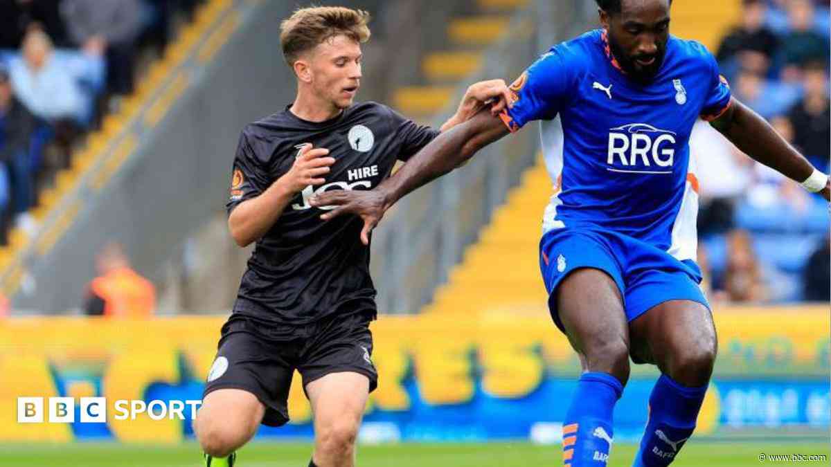 Harrogate sign midfielder McGowan and forward McGuckin
