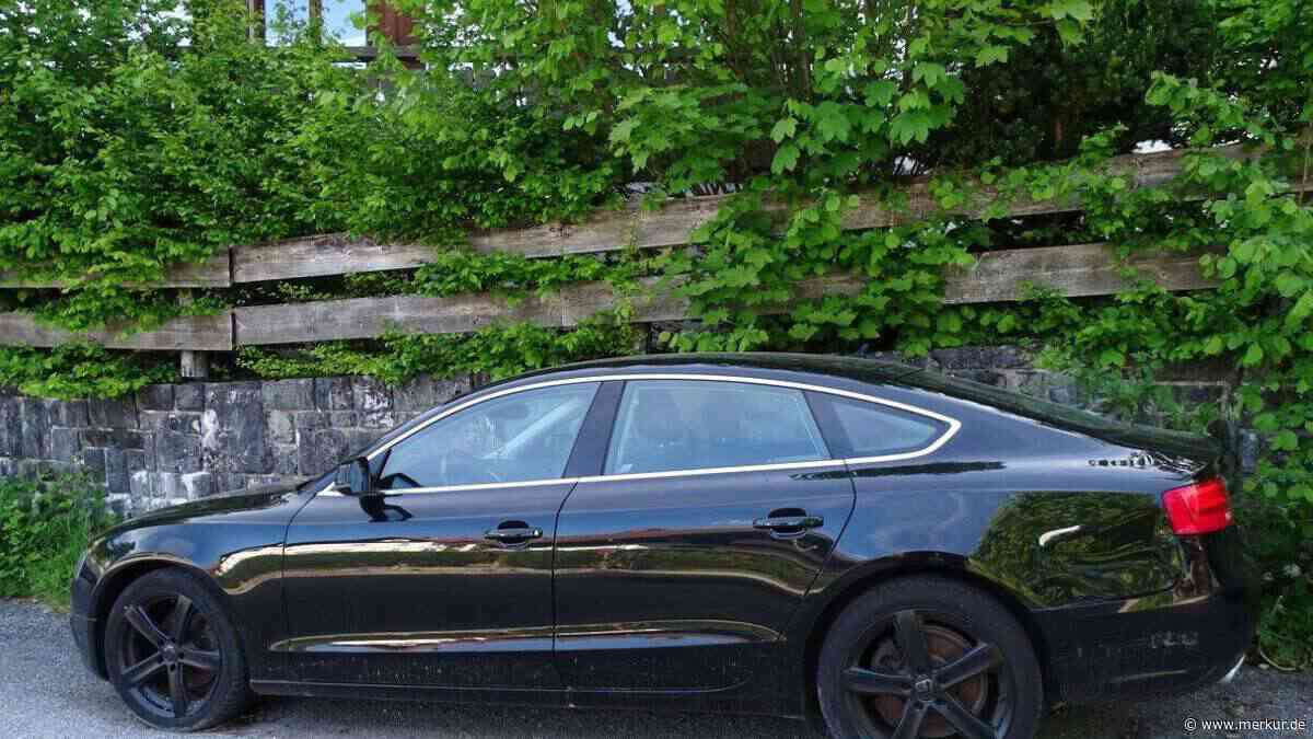 Nachbarn wundern sich: Verwaister Audi im Wohngebiet