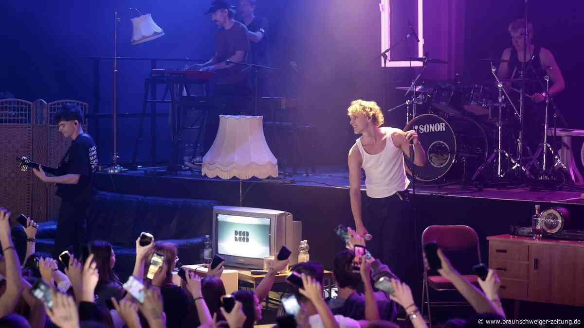 Euphorische Teens und Oma auf der Empore: Fangemeinde feiert Pop-Newcomer Reeb