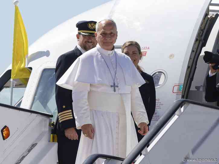 Problema tecnico sull'aereo del Papa in Spagna: re Felipe sala a bordo e lo scorta nella sala vip