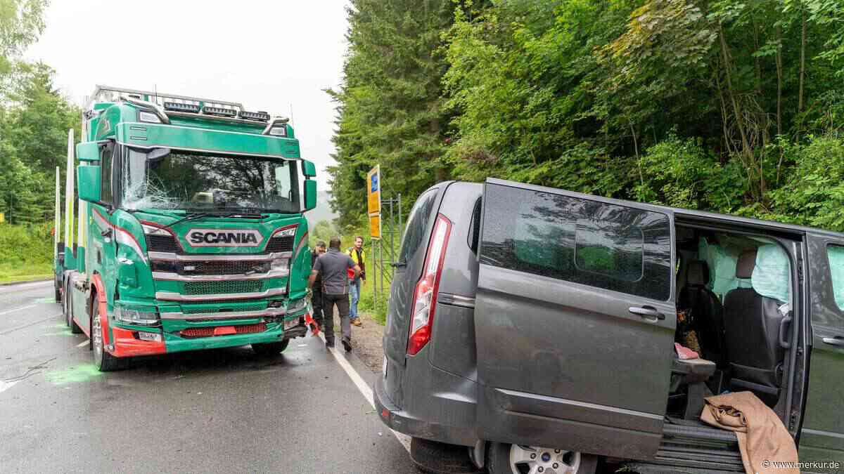 Van nimmt Holztransporter Vorfahrt – Lkw kracht frontal in Ford