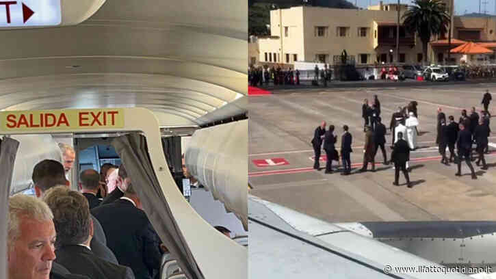 Tenerife, problema tecnico per il volo di rientro del Papa a Roma: Leone XIV scende dall’aereo scortato da re Felipe VI