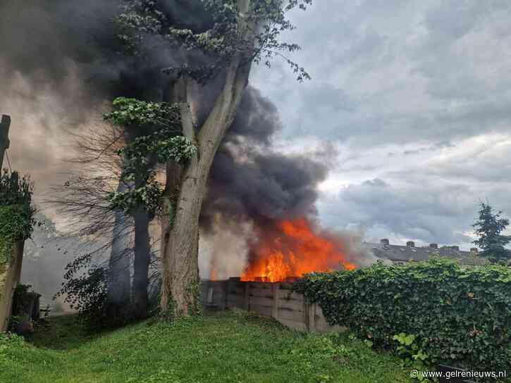 Uitslaande brand verwoest meerdere schuren