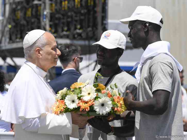 Papa Leone XIV incontra i migranti alle Canarie: “Chi arriva deve rispettare le leggi e imparare la lingua”