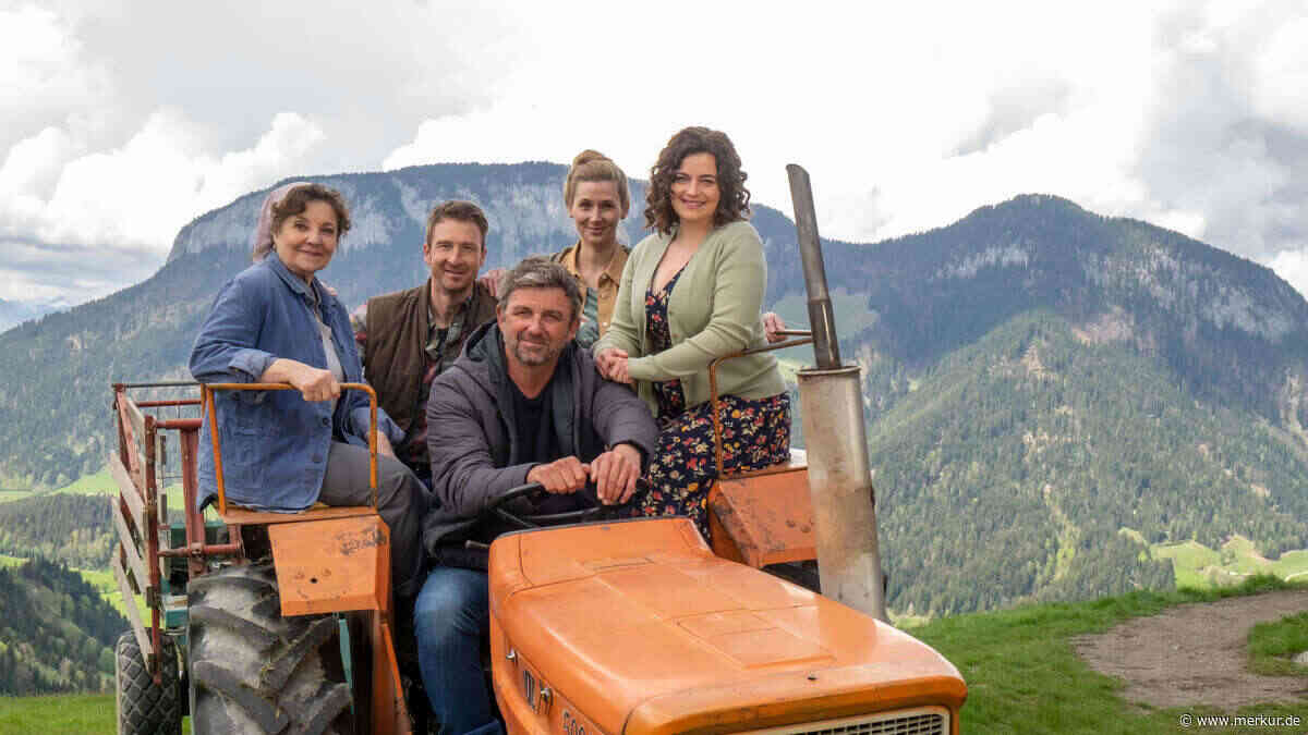 Grillparty zum runden Geburtstag: „Bergdoktor“-Star teilt private Schnappschüsse – Serienkollegin feiert mit