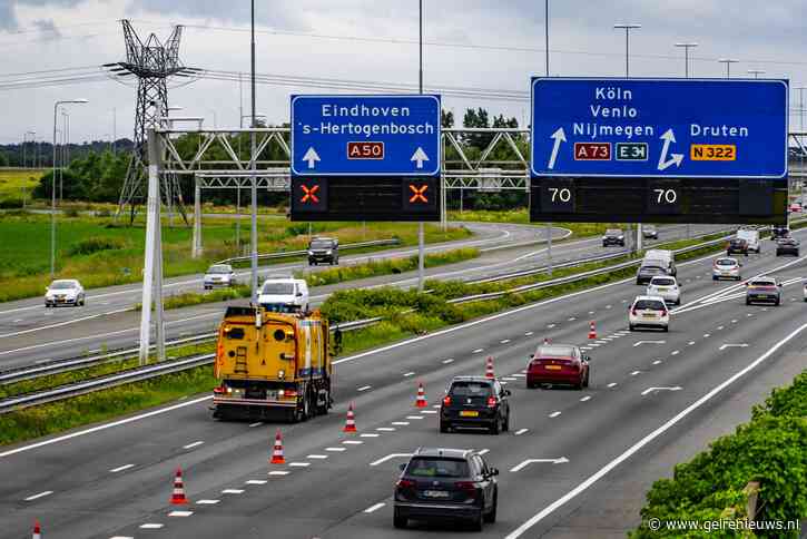 Twee rijstroken dicht na aanrijding op snelweg, lange file ontstaan