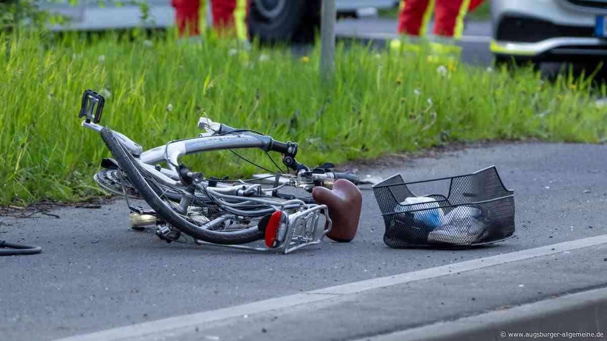 Auto erfasst Radfahrer: 48-Jähriger wird über Motorhaube geschleudert und schlägt mit dem Kopf auf