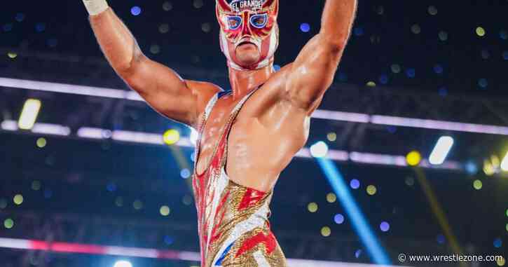 El Grande Americano Auctioning Noche de Los Grandes Mask For Charity