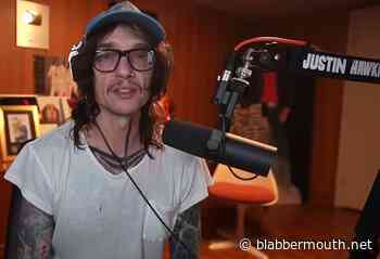 THE DARKNESS's JUSTIN HAWKINS Is 'Not The Greatest Fan Of Phones At Concerts': 'It's Boring To Sing To A Load Of Lenses'