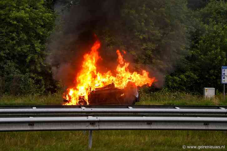 Auto volledig uitgebrand op snelweg, verkeer ondervindt hinder