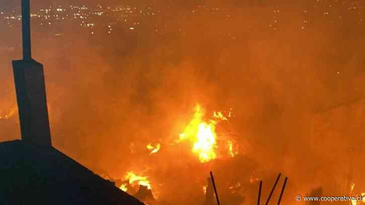 Antofagasta: un menor murió en gigantesco incendio en campamento