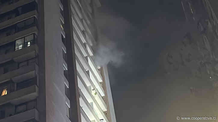 Santiago Centro: Incendio que comenzó en piso 16 dejó dos lesionados y obligó evacuación masiva