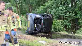 Auto slaat over de kop bij ongeluk, duikers zoeken in water