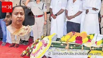 Raadhika calms rift at Bharathiraja’s funeral