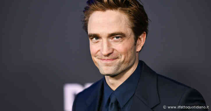 “Ho imparato a ipnotizzare i polli. Basta tracciare una linea per terra davanti a loro e si immobilizzano, convinti di essere intrappolati”: lo rivela Robert Pattinson