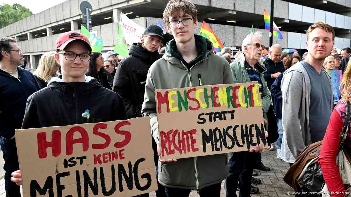 AfD-Bürgerdialog: 26 bunte Bilder von der Gegendemo vor dem Congress-Park Wolfsburg