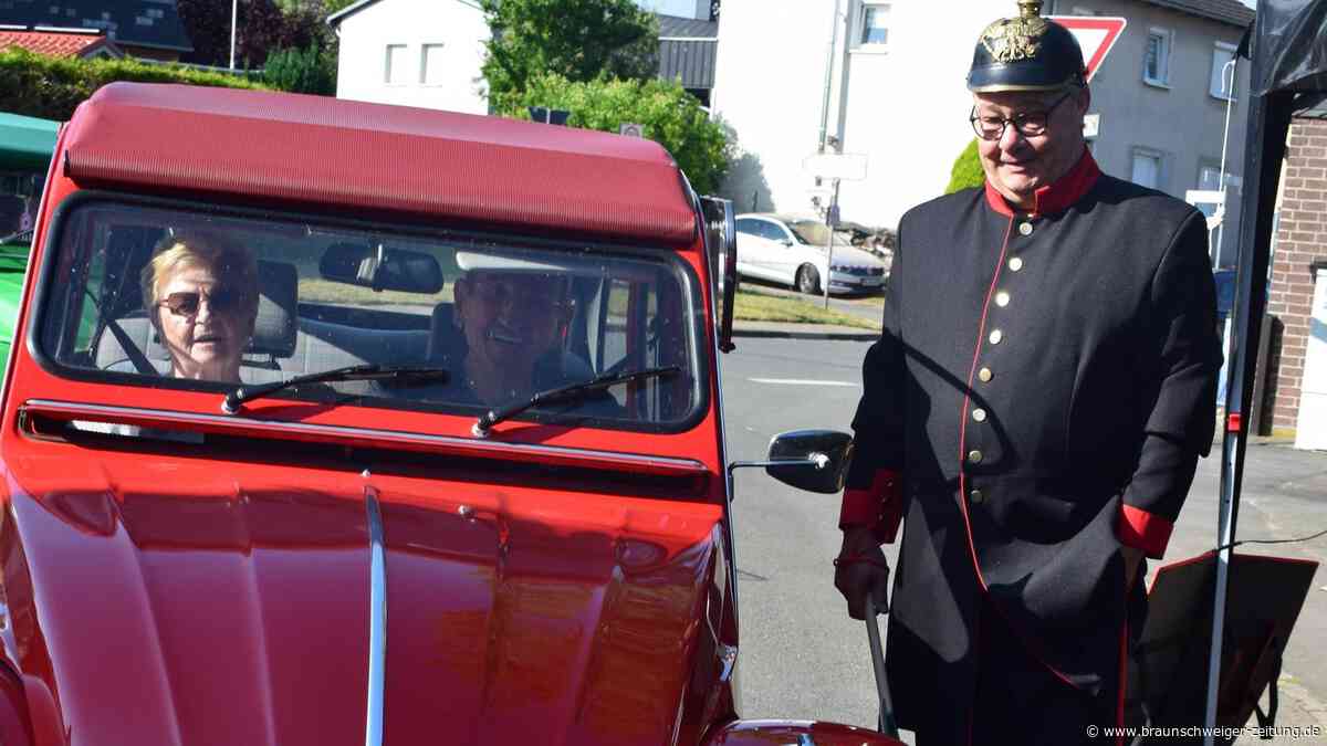 400 Schätze auf Rädern: Dieses Dorf wird zum Oldtimer-Mekka