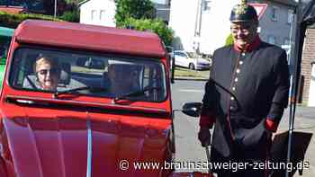 400 Schätze auf Rädern: Dieses Dorf wird zum Oldtimer-Mekka