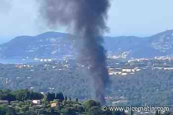 Un mobile home prend feu à Grasse ce samedi matin, créant dans le ciel une épaisse fumée noire, on déplore un blessé léger