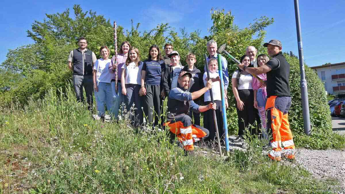 „Was man kennt, schützt man“: Schüler gestalten 40 bunte Pfähle für Blühwiesen der Stadt