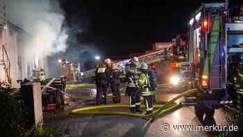 Großbrand von Lagerhalle in Bayern: Gefahrstoffe im Inneren