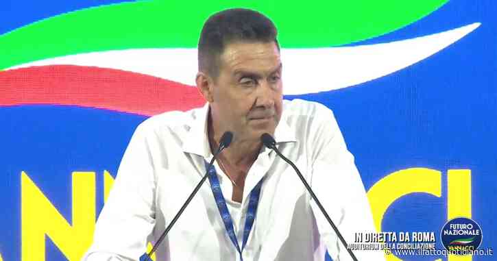 Vannacci apre l’assemblea di Fn e attacca il centrodestra: “Porta avanti l’agenda Draghi”. 15 minuti contro la stampa: “Orgogliosi di essere la feccia”. Poi recita una preghiera