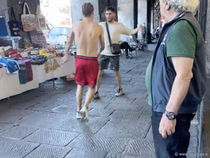 Rissa tra stranieri durante un'intervista sulla sicurezza